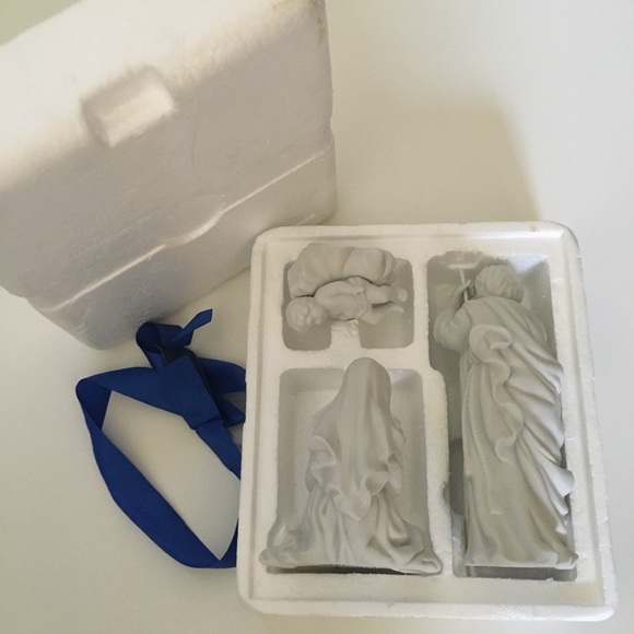 Avon White Nativity Scene Set of 3 Porcelain Figurines Holy Family Boxed 1981 - Picture 3 of 8